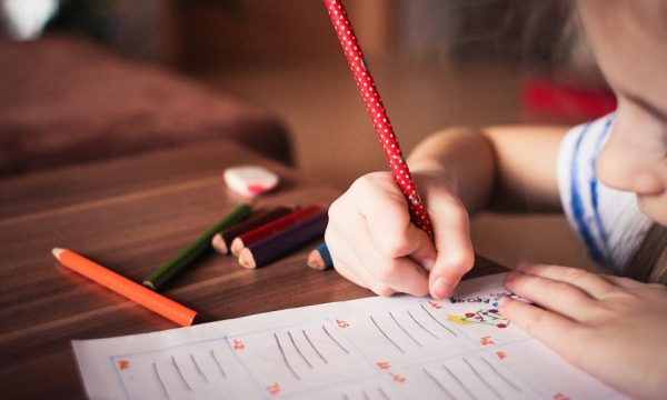 Come aiutare i bambini nei compiti: con le filastrocche è tutto più facile